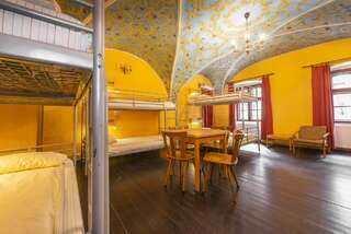 Хостелы Burg Hostel Sighisoara Сигишоара Кровать в общем 8-местном номере для мужчин и женщин-3