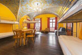 Хостелы Burg Hostel Sighisoara Сигишоара Кровать в общем 8-местном номере для мужчин и женщин-4