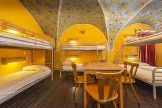 Хостелы Burg Hostel Sighisoara Сигишоара Кровать в общем 8-местном номере для мужчин и женщин-5