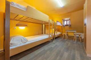 Хостелы Burg Hostel Sighisoara Сигишоара Кровать в общем номере с 4 кроватями и общей ванной комнатой-6