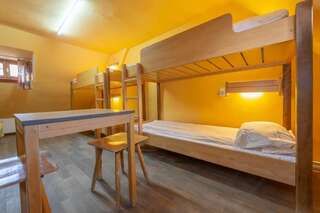 Хостелы Burg Hostel Sighisoara Сигишоара Кровать в общем номере с 4 кроватями и общей ванной комнатой-8