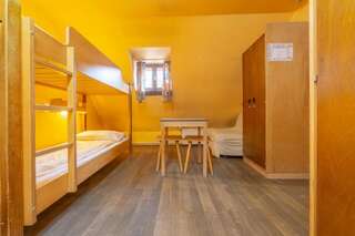 Хостелы Burg Hostel Sighisoara Сигишоара Кровать в общем номере с 4 кроватями и общей ванной комнатой-9