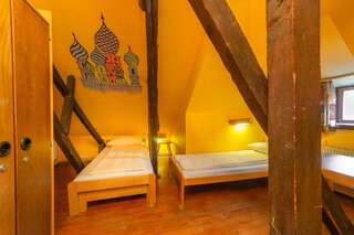 Хостелы Burg Hostel Sighisoara Сигишоара Кровать в общем номере с 4 кроватями и общей ванной комнатой-11