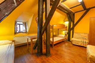 Хостелы Burg Hostel Sighisoara Сигишоара Кровать в общем номере с 4 кроватями и общей ванной комнатой-12