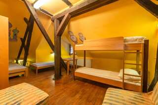 Хостелы Burg Hostel Sighisoara Сигишоара Кровать в общем номере с 4 кроватями и общей ванной комнатой-13