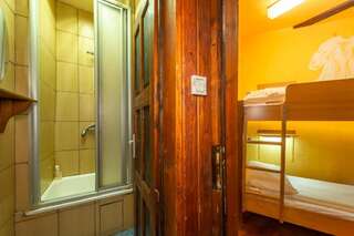 Хостелы Burg Hostel Sighisoara Сигишоара Кровать в общем номере с 4 кроватями и общей ванной комнатой-14
