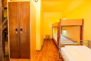 Хостелы Burg Hostel Sighisoara Сигишоара Двухместный номер с 2 отдельными кроватями и общей ванной комнатой-2