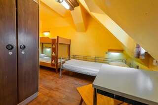 Хостелы Burg Hostel Sighisoara Сигишоара Двухместный номер с 2 отдельными кроватями и общей ванной комнатой-3