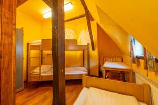 Хостелы Burg Hostel Sighisoara Сигишоара Двухместный номер с 2 отдельными кроватями и общей ванной комнатой-5