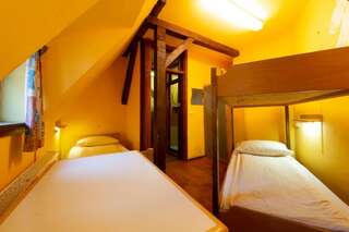 Хостелы Burg Hostel Sighisoara Сигишоара Двухместный номер с 2 отдельными кроватями и общей ванной комнатой-8