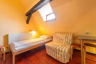 Хостелы Burg Hostel Sighisoara Сигишоара Кровать в общем номере для мужчин и женщин с 5 кроватями.-1