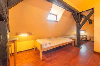 Хостелы Burg Hostel Sighisoara Сигишоара Кровать в общем номере для мужчин и женщин с 5 кроватями.-2
