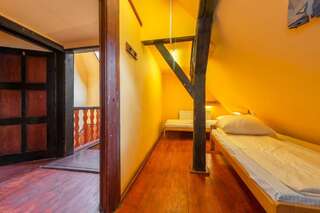 Хостелы Burg Hostel Sighisoara Сигишоара Кровать в общем номере для мужчин и женщин с 5 кроватями.-6