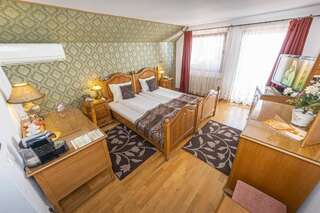 Отель Hotel Korona Сигишоара Стандартный двухместный номер с 1 кроватью или 2 отдельными кроватями-6