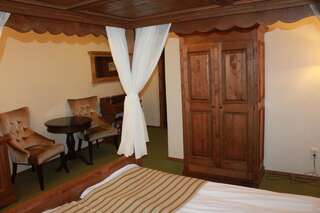 Гостевой дом Hotel Villa Franca Сигишоара Двухместный номер Делюкс с кроватью с балдахином-2