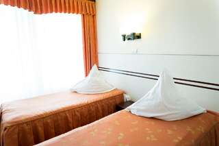 Отель Hotel Zamca Suceava Сучава Двухместный номер с 2 отдельными кроватями-4