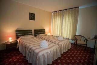 Фото номер Hotel Regal Двухместный номер с 2 отдельными кроватями