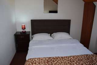 Фото номер Pension Casa Samurai Двухместный номер с 1 кроватью или 2 отдельными кроватями
