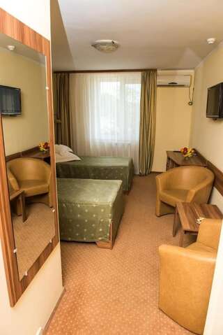 Отель Hotel Lyra Орадя Двухместный номер с 1 кроватью или 2 отдельными кроватями-4