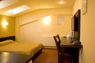 Отель Hotel Karo Бакэу Двухместный номер с 1 кроватью или 2 отдельными кроватями-2