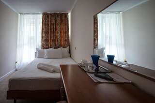 Отель Hotel Bavaria Blu Мамая Single - Ground Floor with Terrace-1