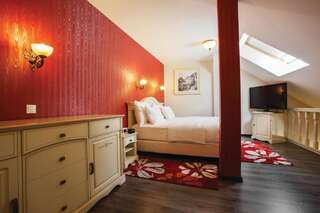 Отель DoubleTree by Hilton Hotel Sighisoara - Cavaler Сигишоара Двухуровневый люкс с кроватью размера "king-size"-1