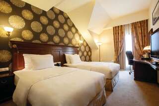 Отель DoubleTree by Hilton Hotel Sighisoara - Cavaler Сигишоара Стандартный двухместный номер с 2 отдельными кроватями-1