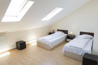 Хостелы Hostel Holland Bacau Бакэу Односпальная кровать в общем номере с 2 кроватями-9