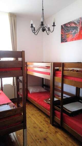 Хостелы Friends Hostel Бухарест Односпальная кровать в общем номере с 6 кроватями-8