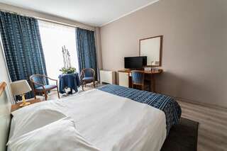 Фото номер Hotel Trotuş Улучшенный двухместный номер с 1 кроватью