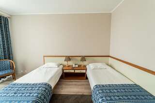 Фото номер Hotel Trotuş Улучшенный двухместный номер с 2 отдельными кроватями