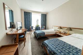 Фото номер Hotel Trotuş Улучшенный двухместный номер с 2 отдельными кроватями
