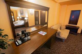 Отель Hotel Dorna Ватра-Дорней Улучшенный двухместный номер с 1 кроватью или 2 отдельными кроватями-6