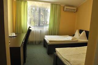 Фото номер Hotel Cardinal Двухместный номер с 2 отдельными кроватями