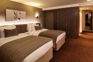 Фото номер Kronwell Brasov Hotel Представительский двухместный номер с 1 кроватью или 2 отдельными кроватями