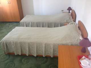 Фото номер Hotel Lotus Двухместный номер с 1 кроватью или 2 отдельными кроватями