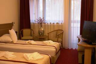 Отель Hotel Carpați Предял Стандартный двухместный номер с 2 отдельными кроватями-2