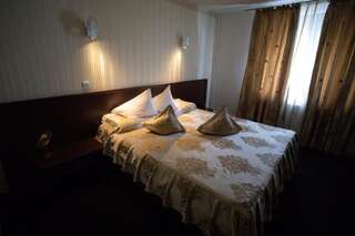 Отель Hotel Select Slobozia Слобозия Улучшенный двухместный номер с 1 кроватью-11