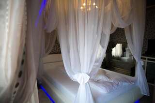 Фото номер Hotel Boutique Mikaela (Adult Only) Двухместный номер Делюкс с 1 кроватью и гидромассажной ванной