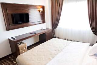Отель Hotel Bucovina Сучава Улучшенный номер с кроватью размера «king-size»-1