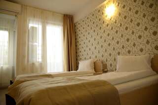 Отель Hotel Story Тыргу-Жиу Двухместный номер с 2 отдельными кроватями и балконом-3