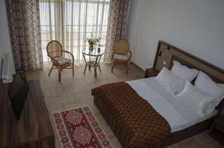 Гостевой дом Mai Danube Ешелница King Room with Balcony and Danube View-7