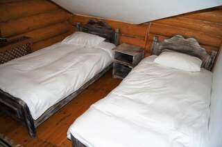 Фото номер Coliba Haiducilor Bucovina Двухместный номер с 2 отдельными кроватями и балконом
