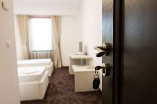 Отель Hotel Evianne Boutique Галац Двухместный номер с 2 отдельными кроватями и основными удобствами-13