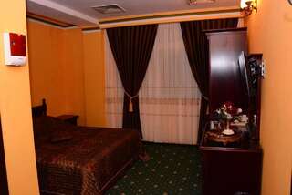 Отель Hotel Central Слобозия Стандартный номер с кроватью размера "king-size"-4