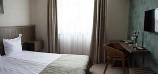 Отель Fidelitas Hotel Сфынту-Георге Улучшенный двухместный номер с 1 кроватью или 2 отдельными кроватями-1