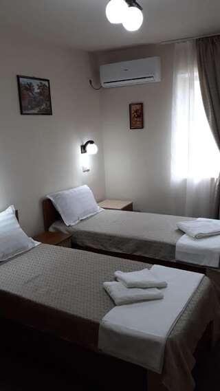 Фото номер Teju Hotels Двухместный номер с 2 отдельными кроватями