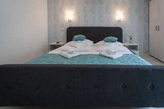 Отель Complex Turistic Luminita Мойечу-де-Сус Double Room in Vila Alba-7