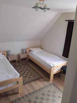 Фото номер Madéfalvi vendégház Двухместный номер с 2 отдельными кроватями и ванной комнатой