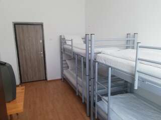 Хостелы Hostel Valcea Рымнику-Вылча Кровать в общем номере для женщин с 4 кроватями-4